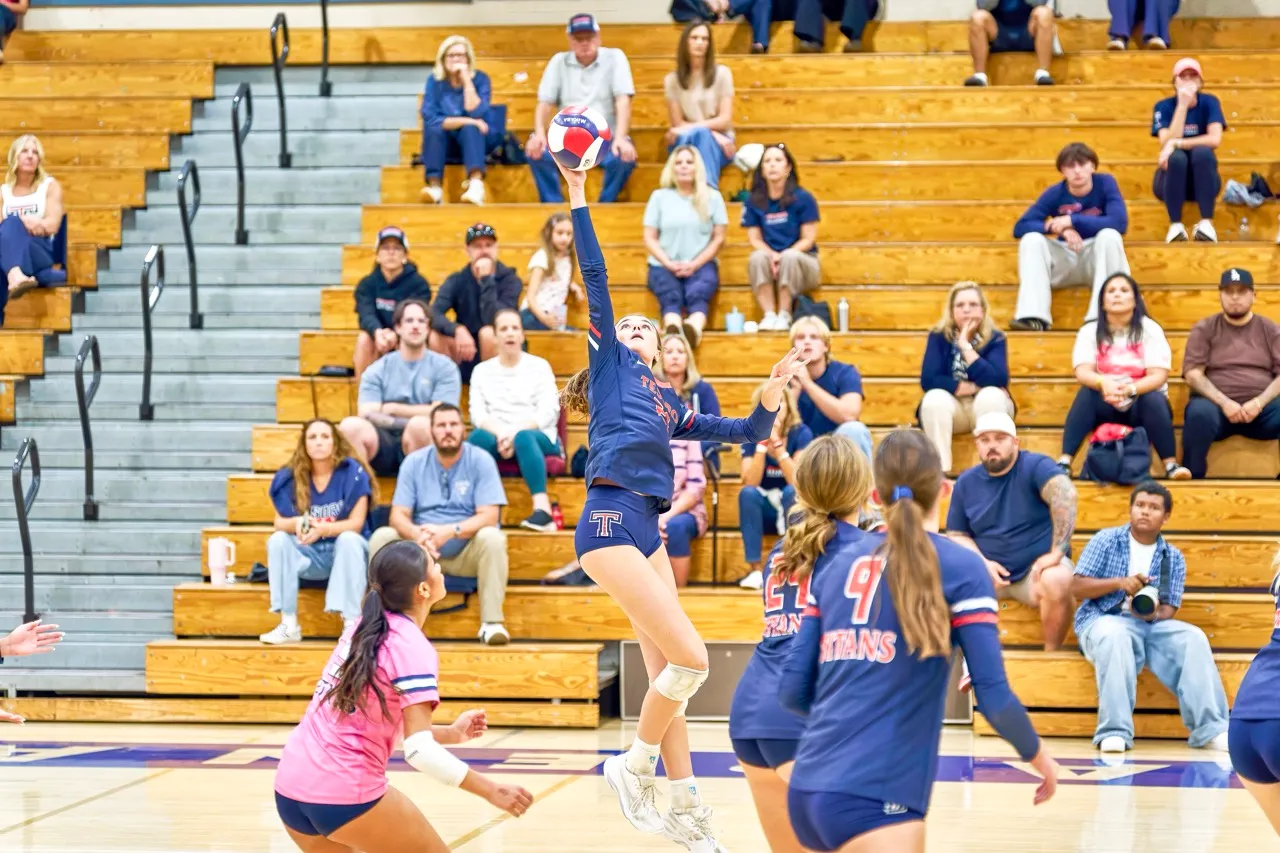 The Vista Murrieta Broncos swept the Tesoro Titans 3-0 Tuesday, Ocotber 20, to advance to the next round in the playoffs. Photo by Marcus Walker