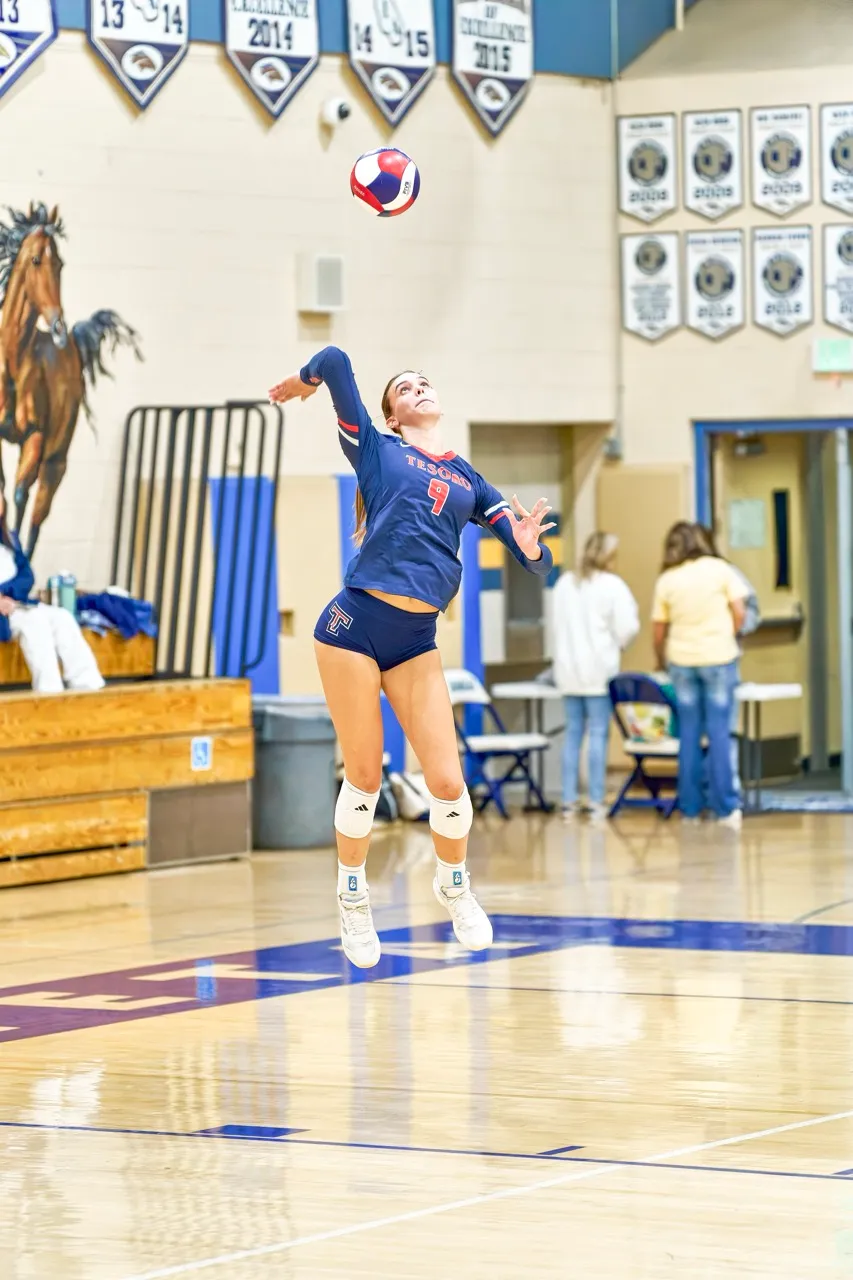 Tesoro’s Brooke Ogden (9) sets up to take the serve in a close 1st set. Photo by Marcus Walker