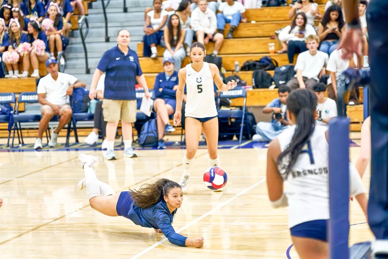 Vista Murrieta’s Kaylin Sun (8) dives to keep the ball in play. Photo by Marcus Walker