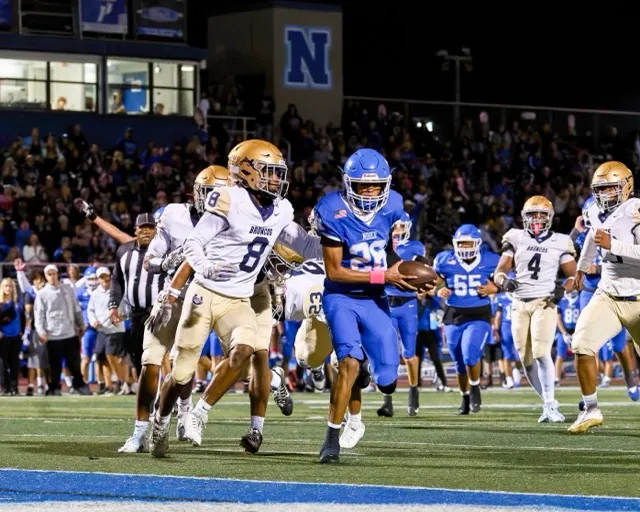 Norco’s QB Isaac House (26) turns a scramble into a 15 yd run that goes for a touchdown